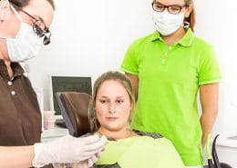 Zahnärztin Kristina Röder bei der Behandlung